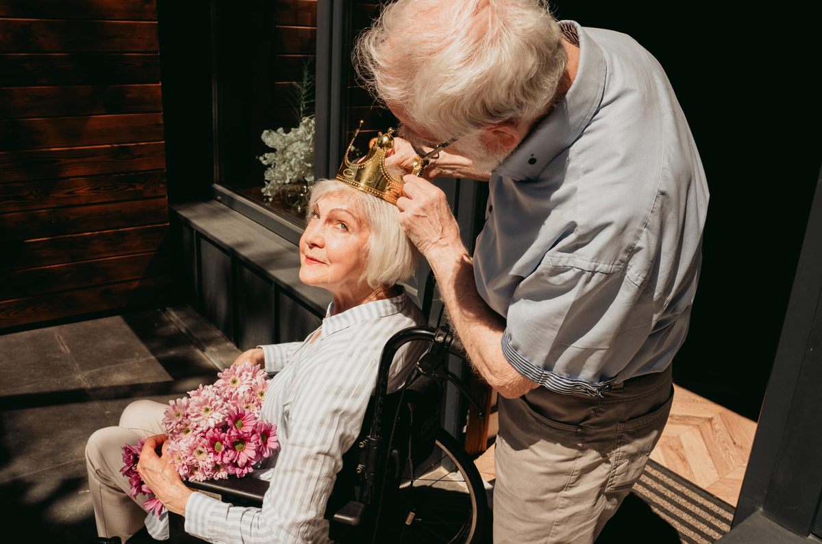Hygiene and Grooming Tips for Seniors with Limited Mobility – Seating ...